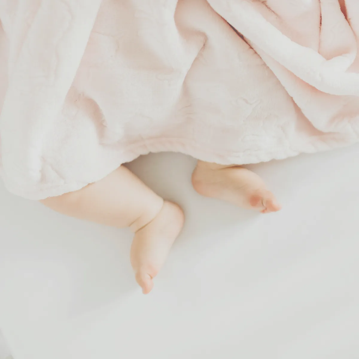 夜のセルフケアにやさしく寄り添う、落ち着いた雰囲気のフェムケアイメージ写真です。フェムケア初心者が安心して始められる3つのポイントをイメージした写真です。