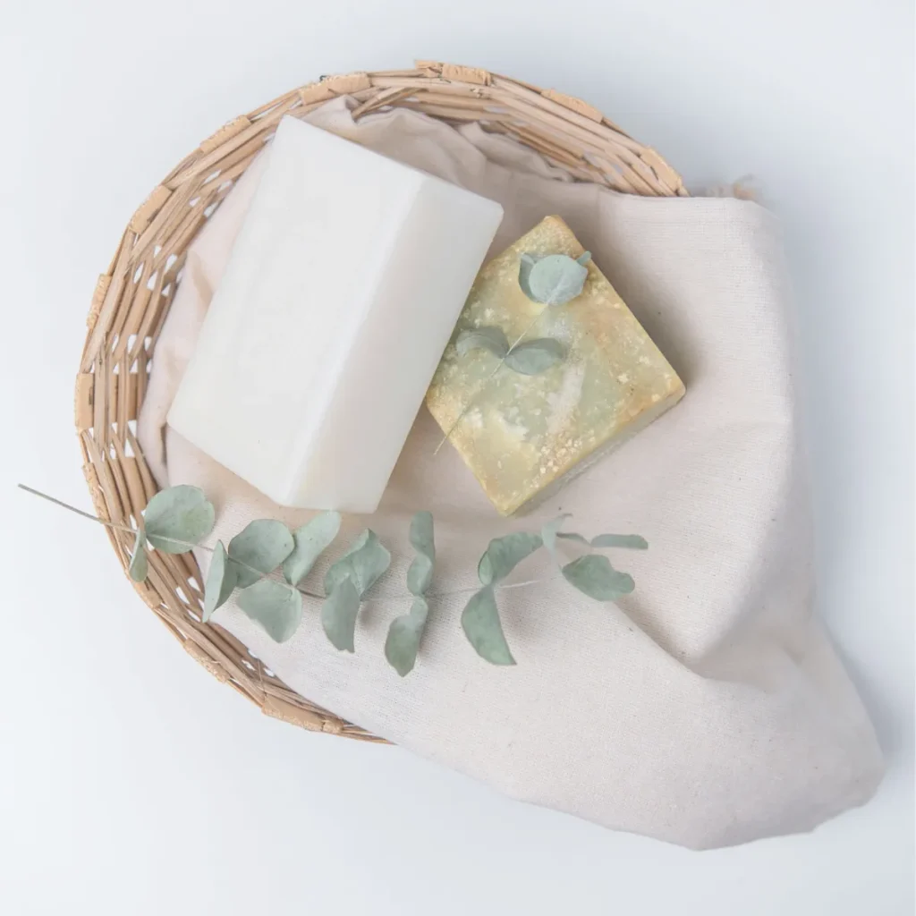 夜のセルフケアにやさしく寄り添う、落ち着いた雰囲気のフェムケアイメージ写真です。デリケートゾーンや脇の黒ずみをやさしく整えるケアをイメージした写真です。