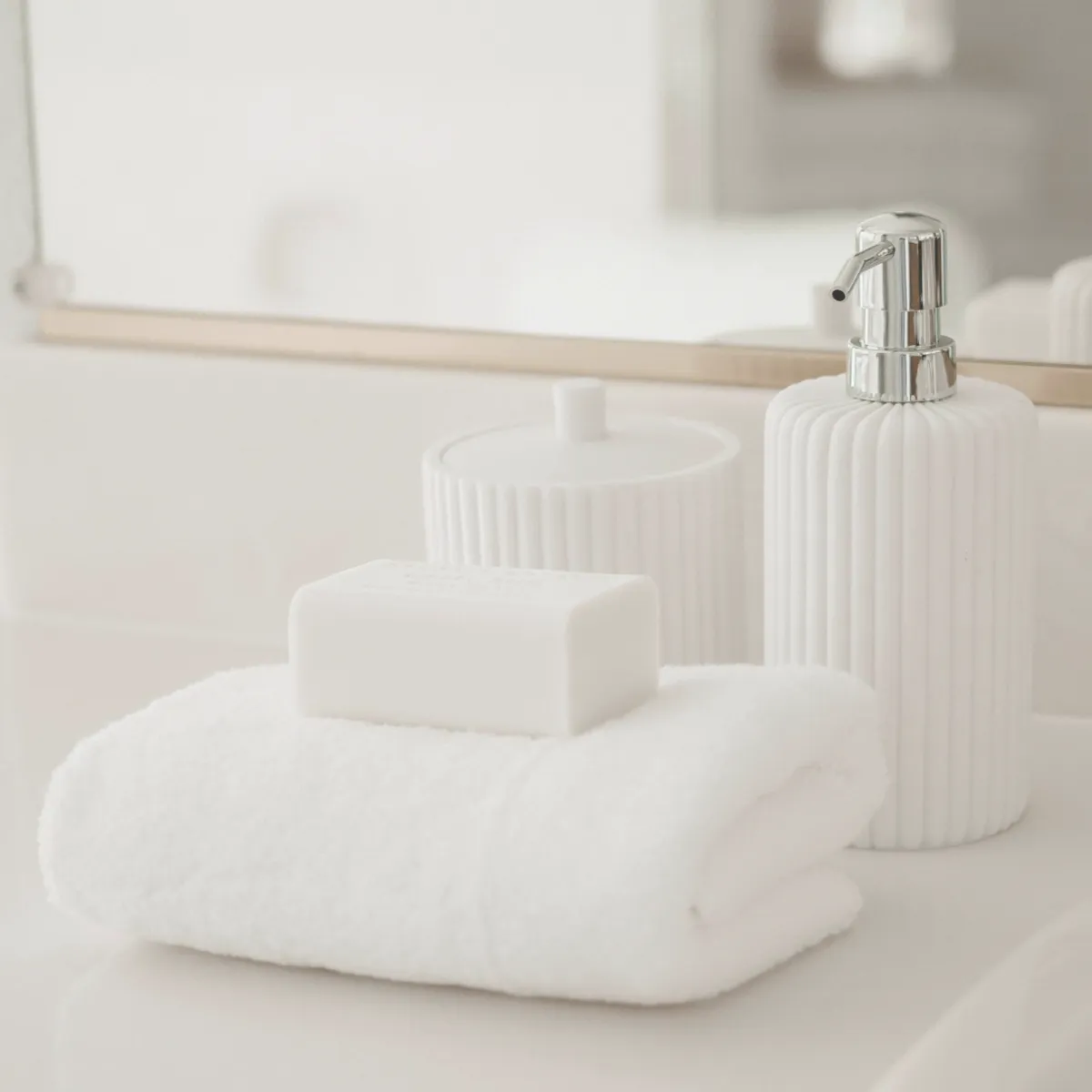 夜のセルフケアにやさしく寄り添う、落ち着いた雰囲気のフェムケアイメージ写真です。敏感肌でも使いやすいフェムケアの基本をイメージした写真です。