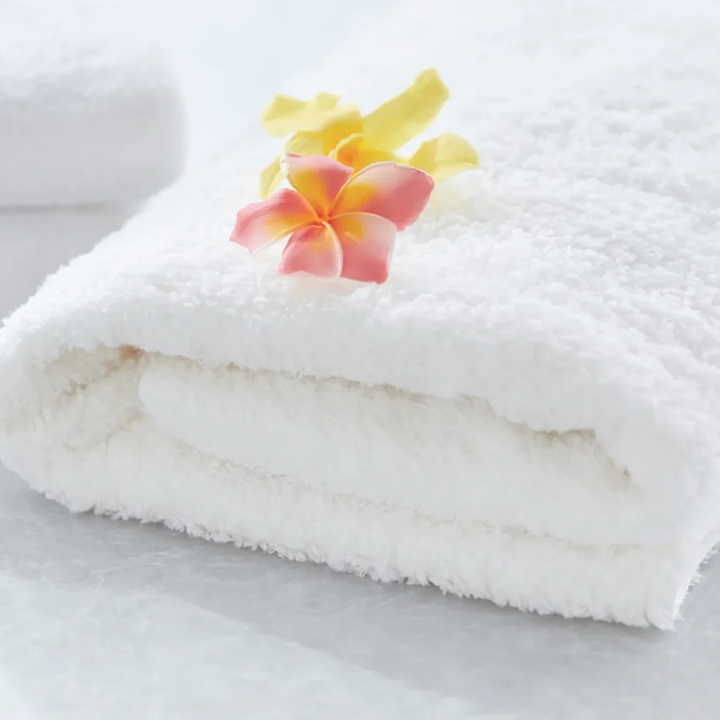 夜のセルフケアにやさしく寄り添う、落ち着いた雰囲気のフェムケアイメージ写真です。はじめてのデリケートゾーンケアを静かに始めるイメージ写真です。