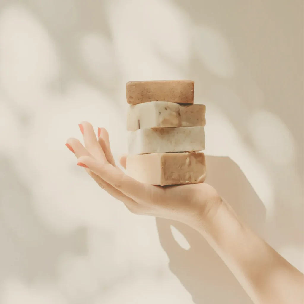 夜のセルフケアにやさしく寄り添う、落ち着いた雰囲気のフェムケアイメージ写真です。敏感な日に使いやすい泡タイプのフェムケアをイメージした写真です。