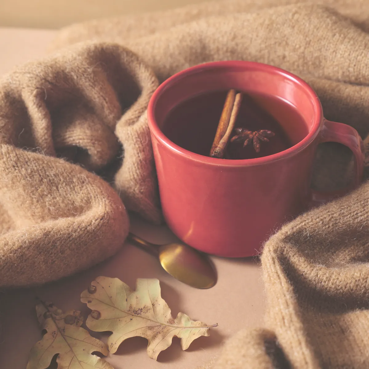 夜のセルフケアにやさしく寄り添う、落ち着いた雰囲気のフェムケアイメージ写真です。月経前のゆらぐ心と身体をやさしく整えるケアをイメージした写真です。