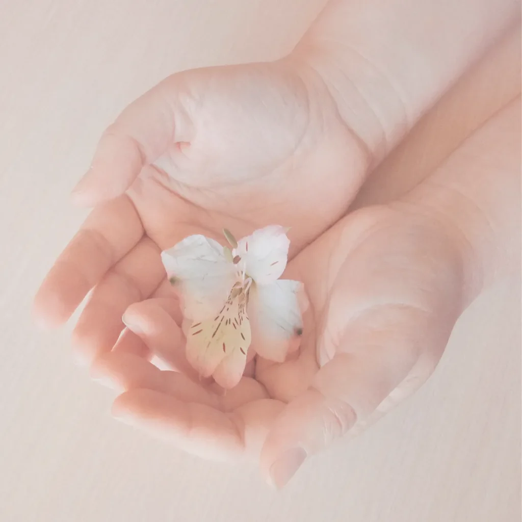 夜のセルフケアにやさしく寄り添う、落ち着いた雰囲気のフェムケアイメージ写真です。大人の女性がデリケートケアと向き合うやさしい過程をイメージした写真です。