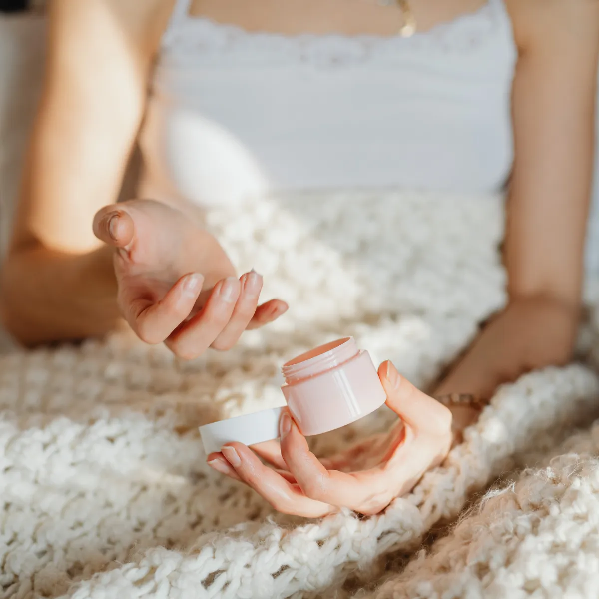 夜のセルフケアにやさしく寄り添う、落ち着いた雰囲気のフェムケアイメージ写真です。デリケートゾーンの乾燥と、その整え方をやさしく伝えるイメージ写真です。