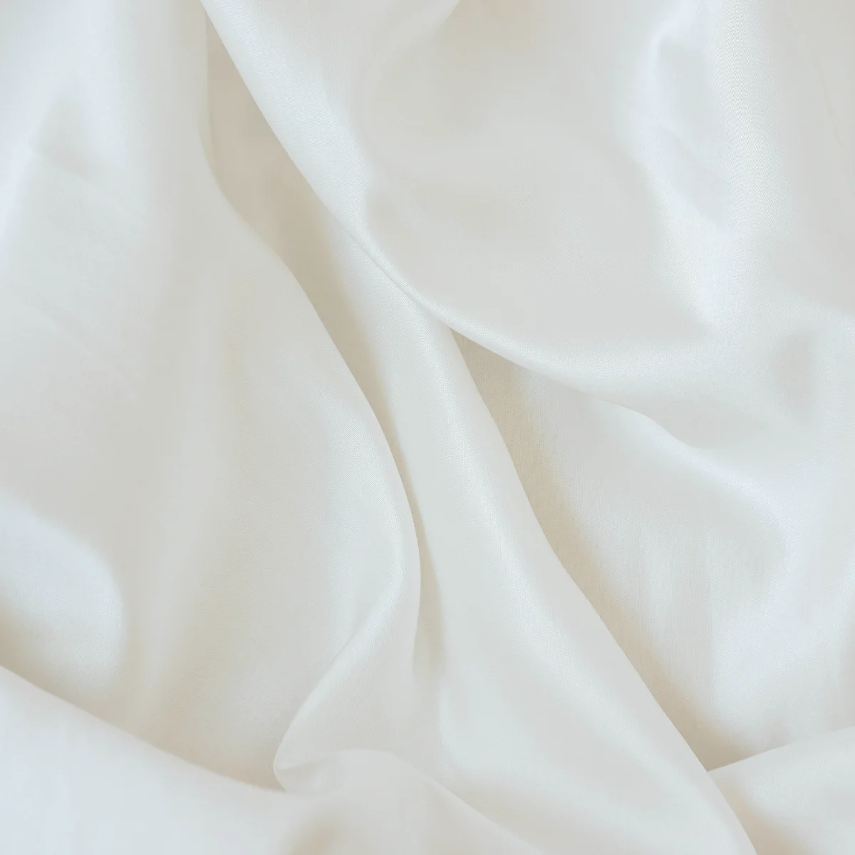 摩擦を減らすやさしい黒ずみケアをイメージした、白いタオルと柔らかな光の写真。