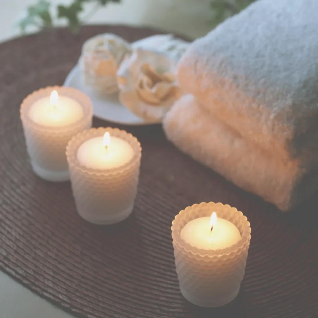 夜に気づく乾燥サインをイメージした、白いタオルと柔らかな光の写真。